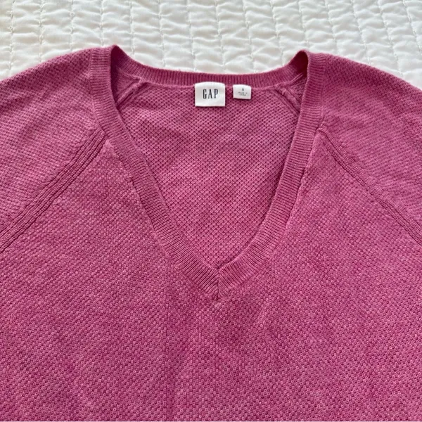 GAP Women's Pink V-Neck knit Sweatshirt - Image 7