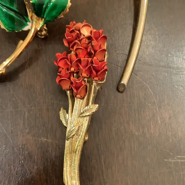 Three vintage rose brooches Red - Image 4