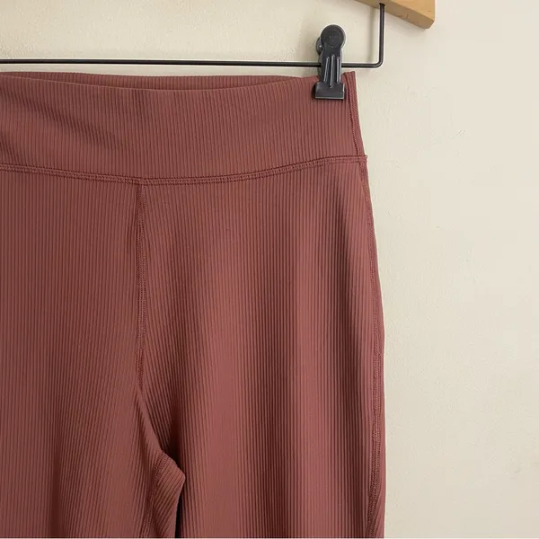 Old Navy Powersoft Ribbed Flare Leggings Brown Size M - Image 3