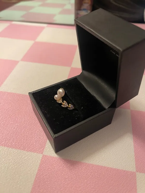 Elegant goldtone ring Gold Size 8 - Image 5