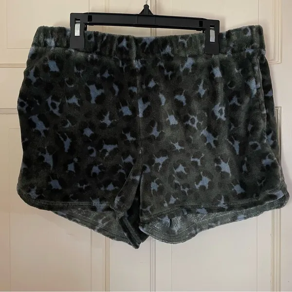 AERIE Shorts Green Cheetah Print Fleece Size Medium Pajama Lounge Beach Travel - Image 9