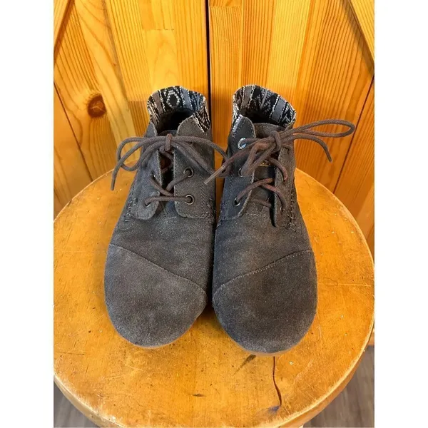 Toms Gray Suede Leather Tribal Trim Ankle Boots Size 7 Read - Image 2