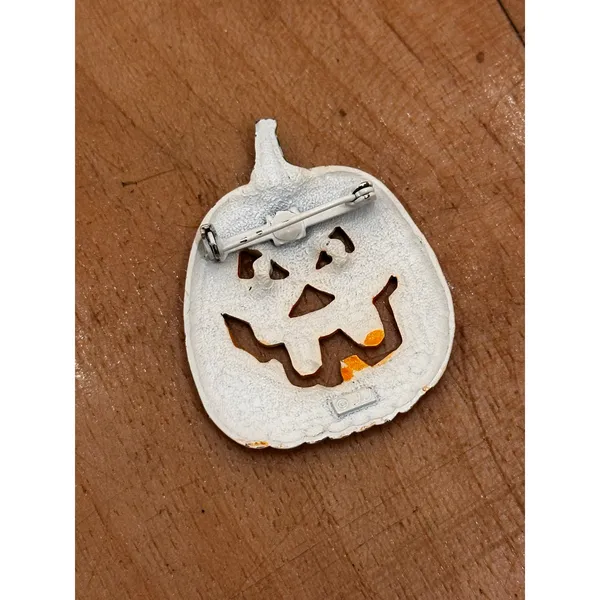 Vintage 80s Jack-o-Lantern Pumpkin Enamel Pin from JJ - Image 4