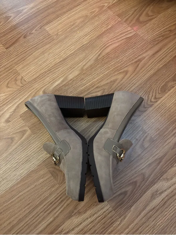 Giani Bernini Taupe Suede Block Heel Loafers Size 8.5M - Image 4