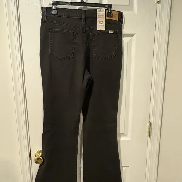 Levi’s signature high-rise flare stretch jeans - Image 2