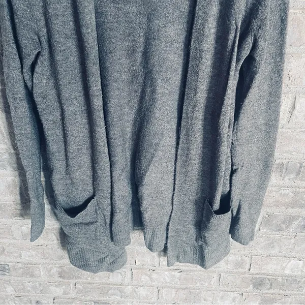 Old Navy sweater with pockets - Image 3