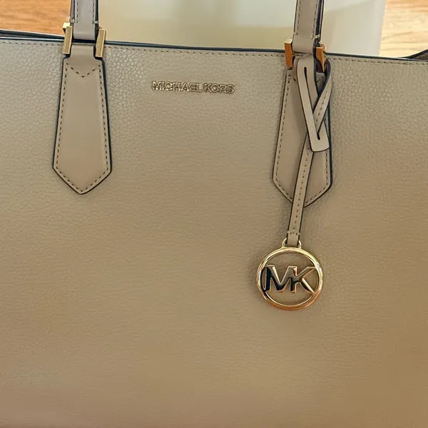 MICHAEL Michael Kors Kimberly Large Beige Tote and Mini Detachable Wallet - Image 2