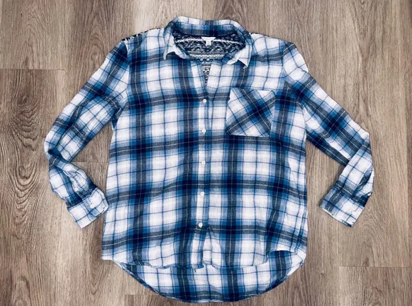 Aeropostale Woman’s Plaid Long Sleeve Flannel Button Down Top Size Medium - Image 4