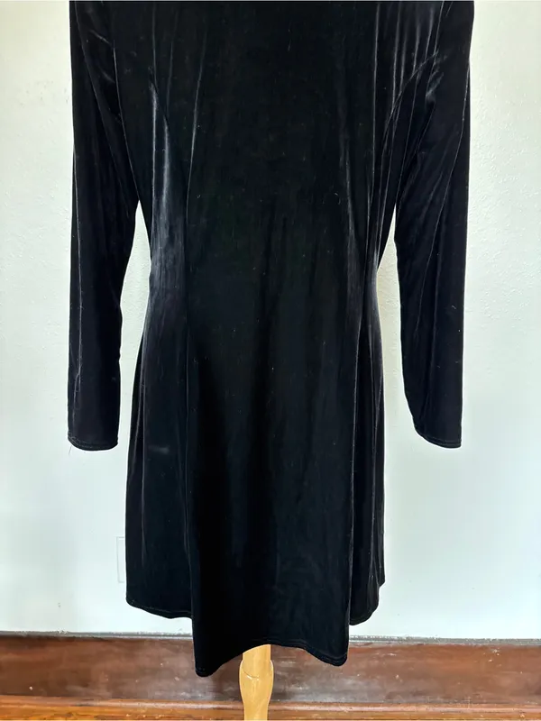 Vintage Solid Black Long Sleeve Velvet Dress with Chain Belt - Image 7