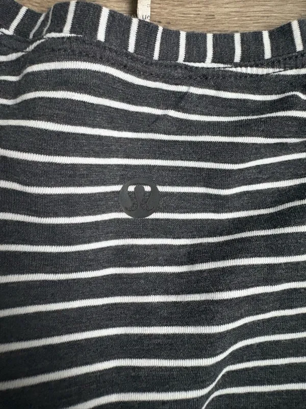 Lululemon Emerald Long Sleeve In Grey and White Sz 8 - Image 8