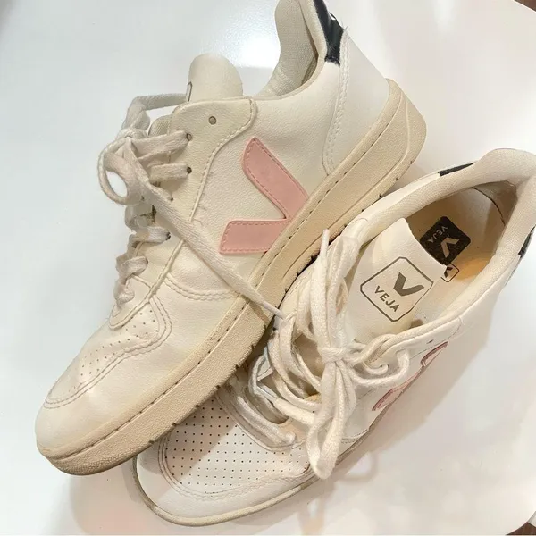 VEJA V-10 VEGAN WHITE PETALE BLACK 2.0625 - Image 4