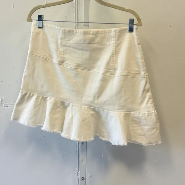 AQUA Denim Ruffle Asymmetric Hem Mini Skirt Size L Raw Edge Side Zip White - Image 2