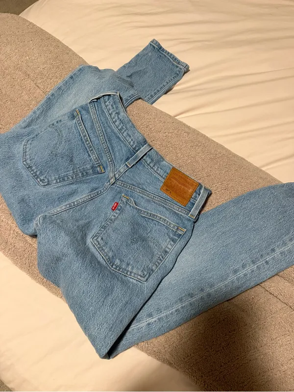Levi's 501s skinny Women's Light Wash High-Rise Straight Jeans - Image 2