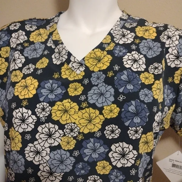 JDS Uniforms‎ Blue Floral Nurse Top - Image 2