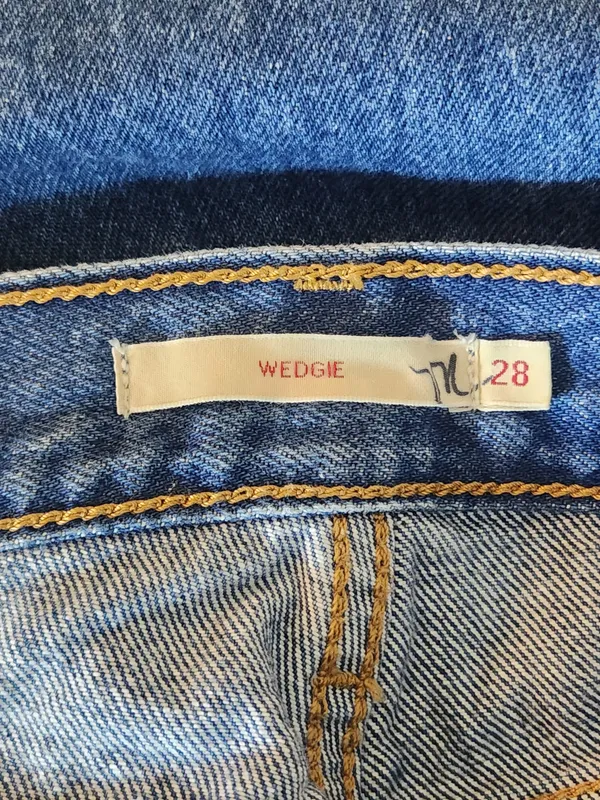 Levi's Women's Wedgie Ankle Jeans Size 28 - Image 10