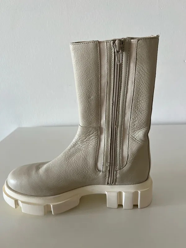 Free People Brooks Lug Sole Chelsea Boots - Chalk Color - Size w 6.5 - Image 3