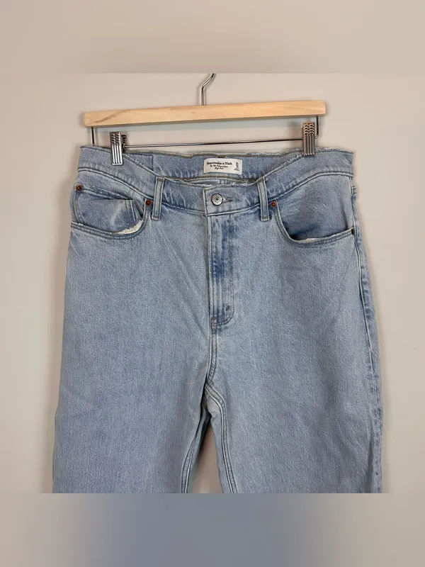 Abercrombie 90s Relaxed Jeans High Rise Light Wash Size 31 Regular - Image 2
