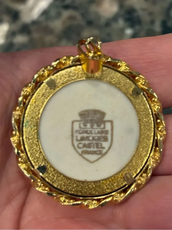 Limoges Courting Couple Black and Gold Figural Round Pendant - Image 2
