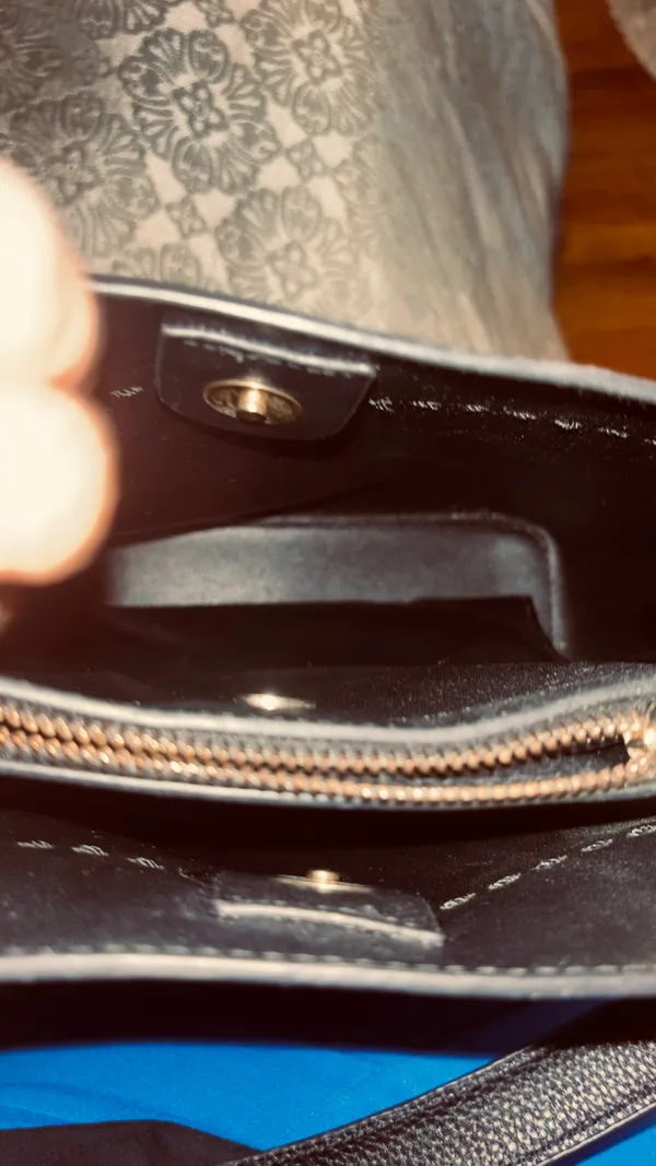 Source Unknown BLACK PEBBLED FAUX LEATHER HANDBAG/CROSSBODY T DESIGN GOLD TONED HARDWARE - Image 15