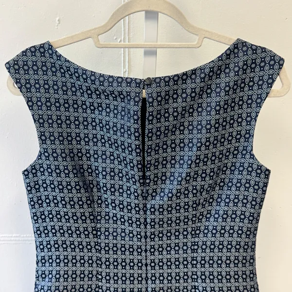 Anne Klein Geometric Diamond Sheath Dress Size 4 Sleeveless Office Navy Blue - Image 4