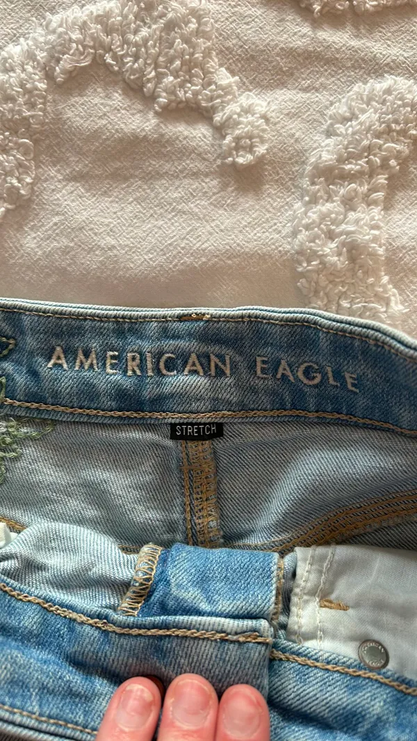 American eagle Jean shorts with flower embroidery - Image 2