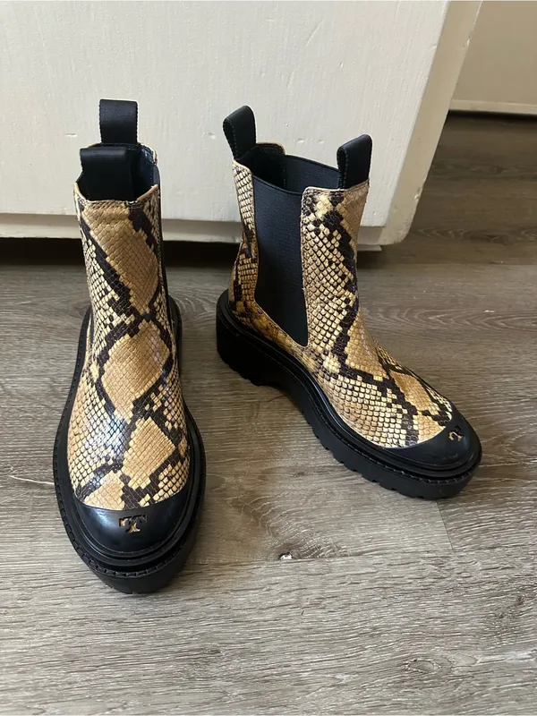 Tory Burch Yellow Snake-Print Chelsea Boots - Image 10