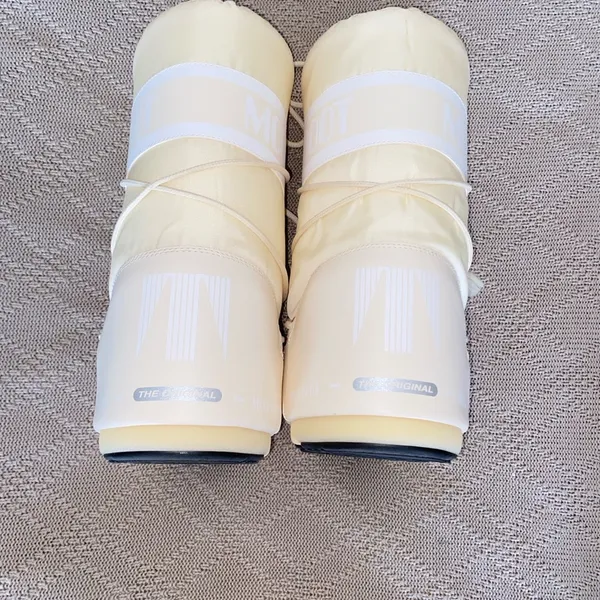 Moon boots Size 7 - Image 5
