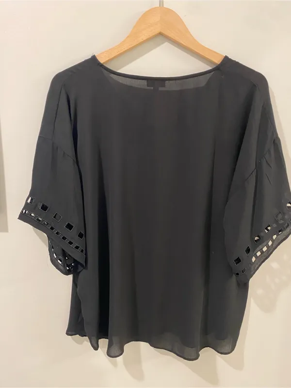 Buckle BuckleBlack - Cutout V-Neck Blouse Size Small - Image 4