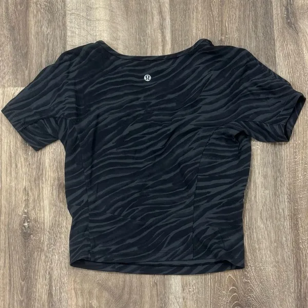 Lululemon Nulu Cropped Slim Yoga Short Sleeve Le Tigre Camo Deep Coal Women’s 8 - Image 3