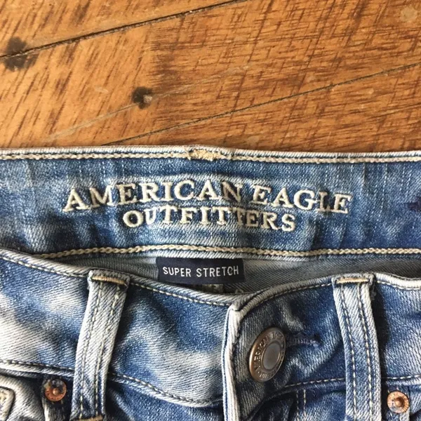 American Eagle 00 short light wash distressed skinny jeans - Image 4