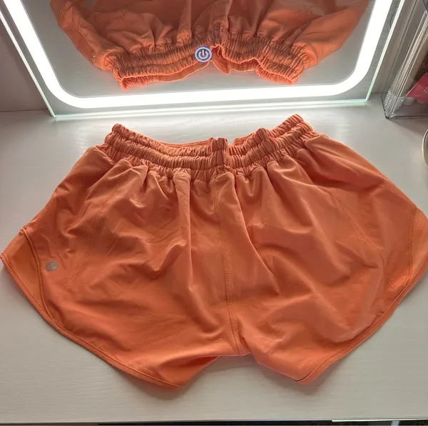 Lululemon Hotty Hot Shorts Low-Rise 2.5" - Image 2