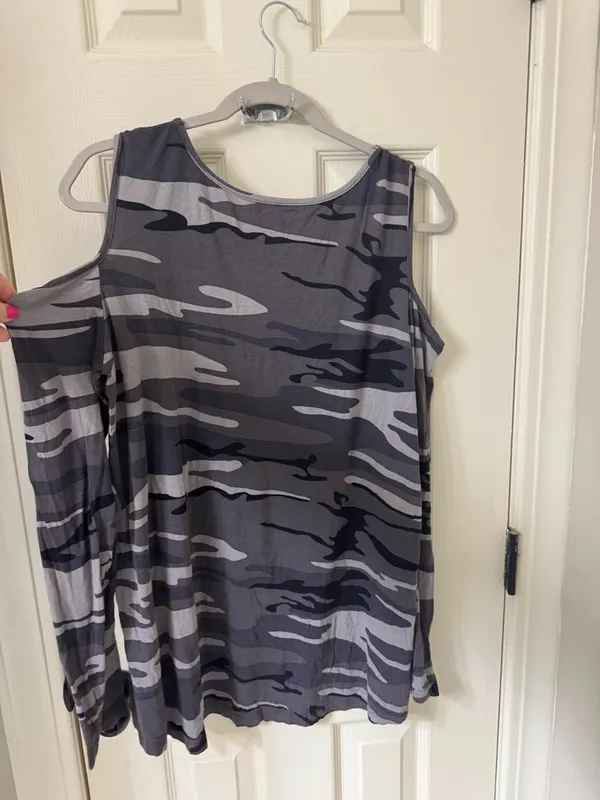 Women's Cold-Shoulder Camo Long Sleeve Top - Gray - Image 2
