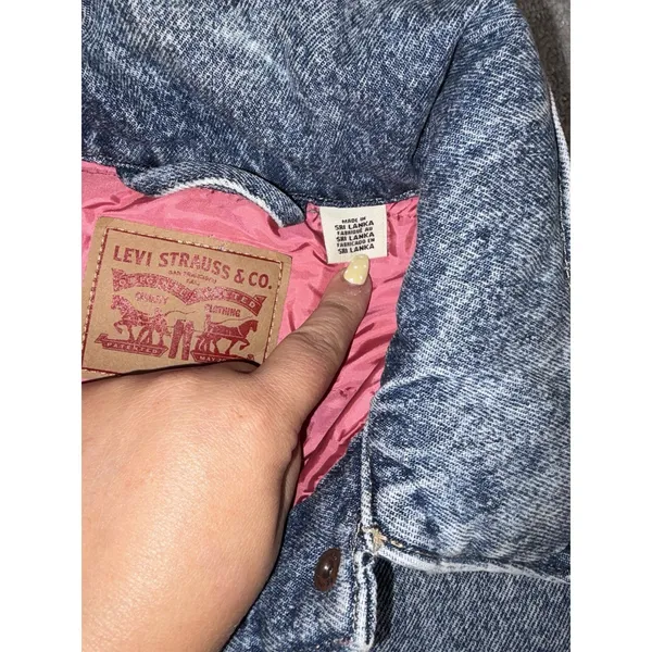 Levi's Women's A6060-0002 Quilted Lined Denim Trucker Jacket Acid Wash Blue S - Image 4