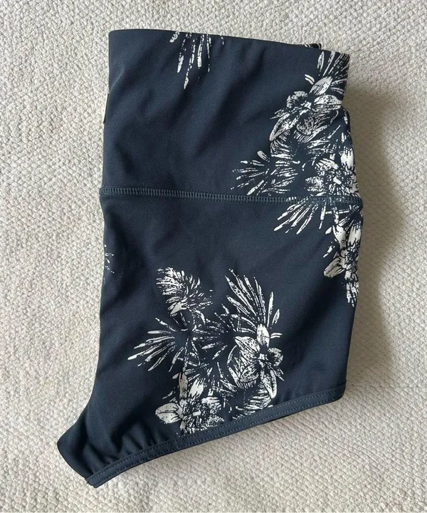 Vuori Navy Floral Activewear - Image 4