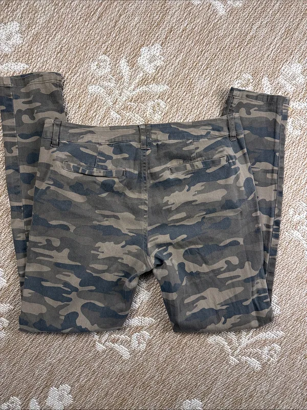 Sanctuary  Camo Skinny Pants in Olive and Brown - Image 3
