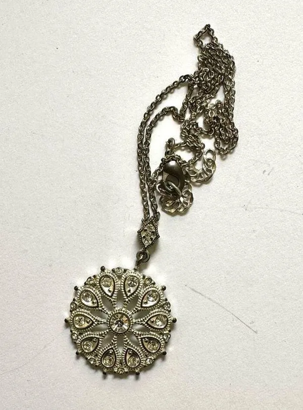 Circle rhinestone silver tone pendant necklace - Image 8