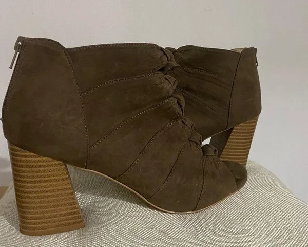 Attention Anckle Boots size 10 Good condition. Heels 3” - Image 2