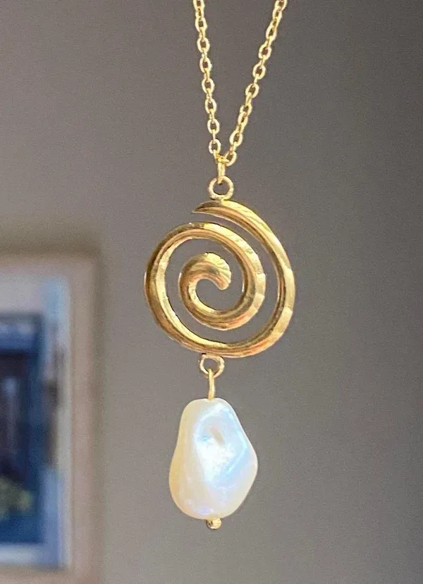 Handmade gold tone stainless steel spiral swirl uzumaki & pearl necklace🌀 - Image 2