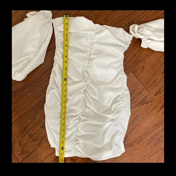 White dress with attached short Puffy sleeves - Size Medium - Image 11