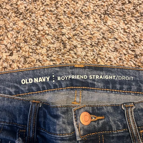 Old Navy Women Boyfriend Straight Jeans Distressed Frayed Hem Dark‎ Wash Size 2 - Image 2