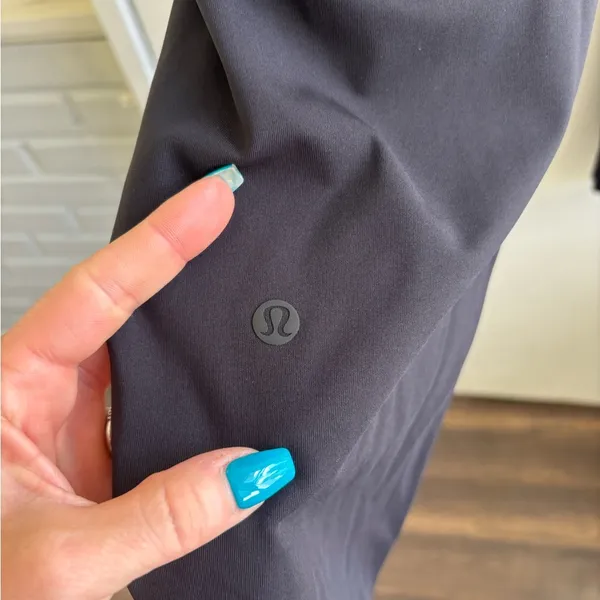 Lululemon On‎ The Fly Crop 23” black Pants 6 athleisure yoga workout streetwear - Image 5