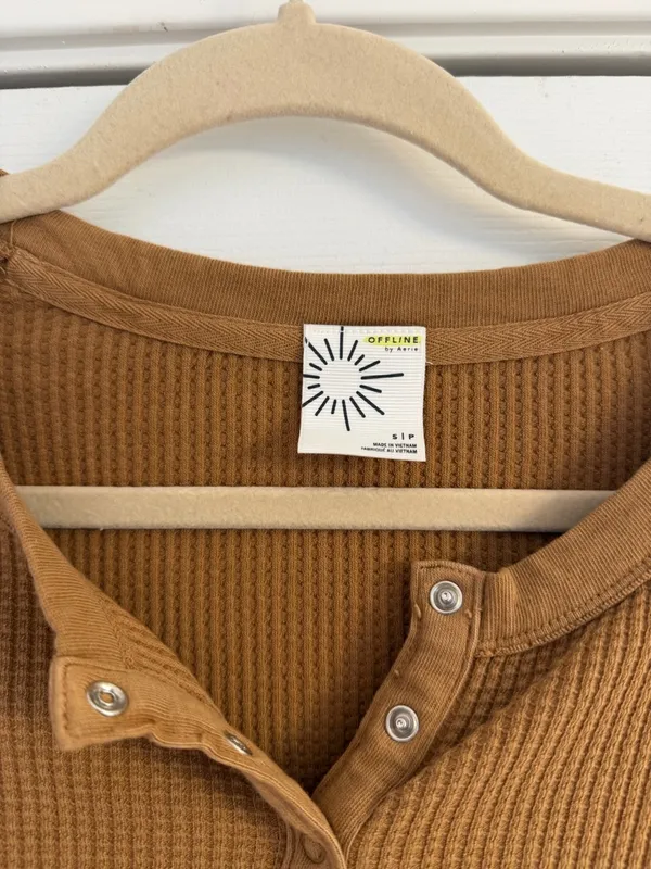 Offline by Aerie Wow! Waffle Short Sleeve Henley T-shirt Size: Small - Image 2