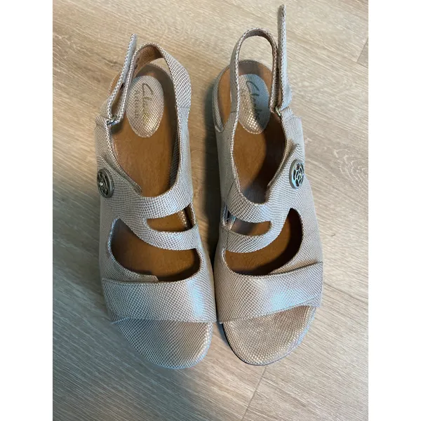 Clarks Artisan Leather Casual Button Sandal Womens Size 9 Bronze - Image 2