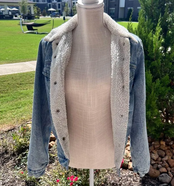 Levi's Light Blue Denim Jacket with White Sherpa Collar - Image 6
