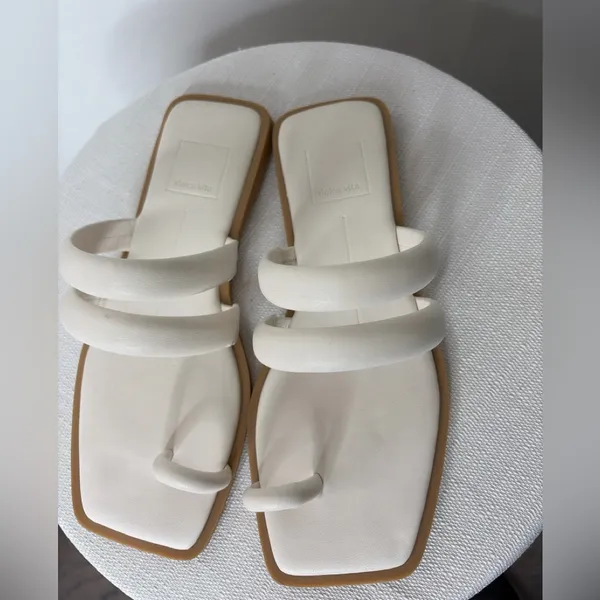 Dolce Vita White Toe Loop Flat Sandals Women’s Size 6 (B91)”✨ - Image 3