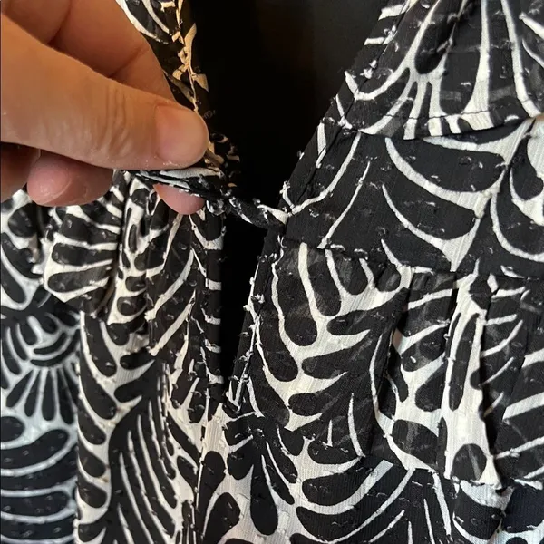 LOFT Black &‎ White Leaf Print Blouse Small Long Sleeve Ruffles Lined Textured - Image 12