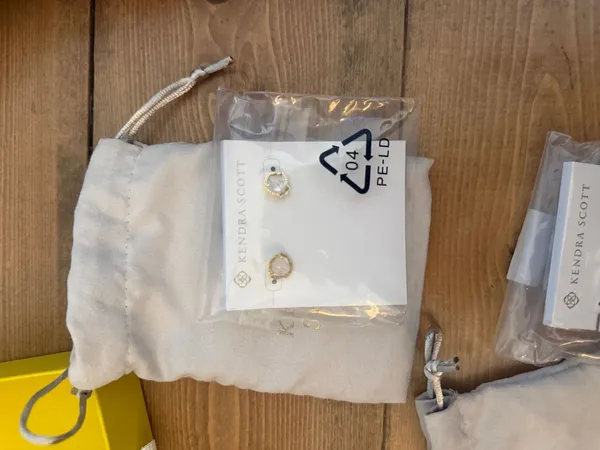 Seashell Kendra Scott Necklace And Earring Set - Image 3