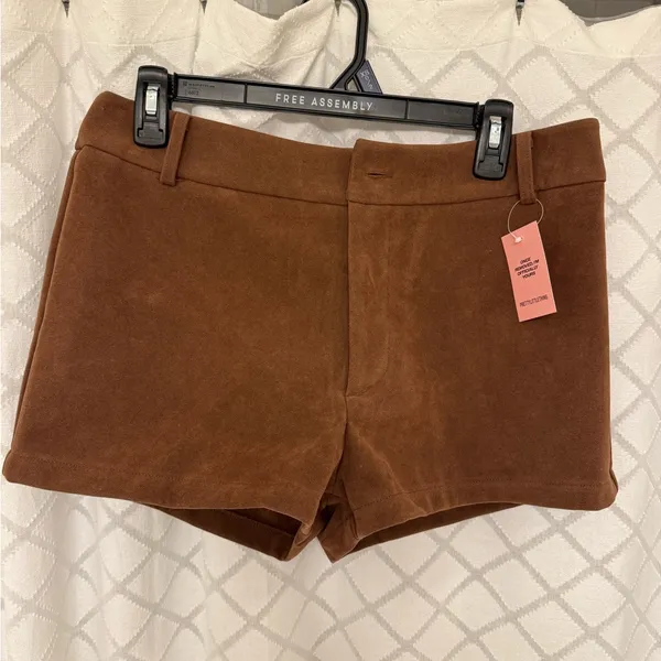 NWT Pretty Little Thing Clay Faux Suede Mid Rise Shorts - Image 5