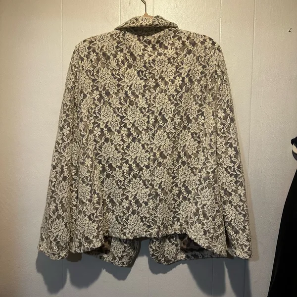 Chicos size 4‎ lace blazer leopard interior - Image 5