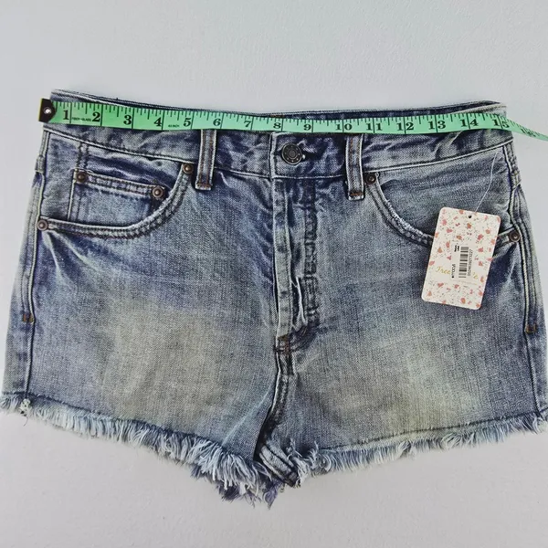 Free People NWT‎ Women's Blue Denim Camp Frayed Hem Button Fly Jean Shorts - 27 - Image 3